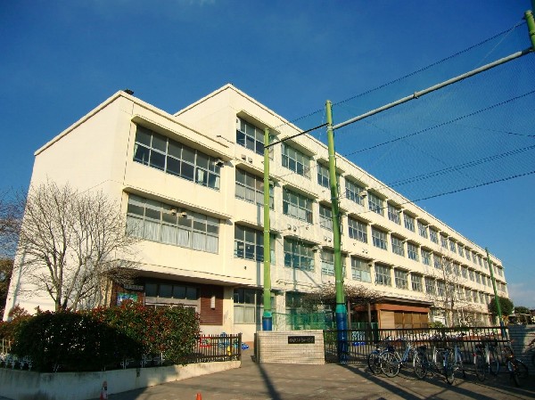 周辺環境:新吉田小学校(「知」確かな学力 「徳」豊かな心「体」健やかな体「公」公共心と社会参画意識「開」国際社会に寄与する開かれた心)