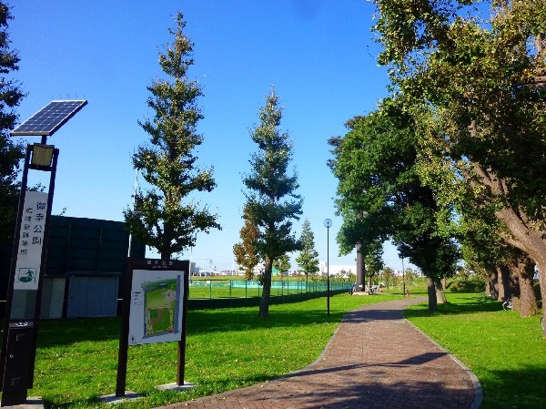 周辺環境:御幸公園(国道1号線と多摩川河川敷に面した公園　明治天皇が行幸された際の記念碑が梅林内にあります。)