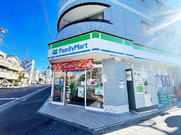 周辺環境:ファミリーマートますや古市場店(ファミチキをはじめスナックメニューも大人気です。買物だけではなく、日常生活に関係する最重要施設となりつつある。)