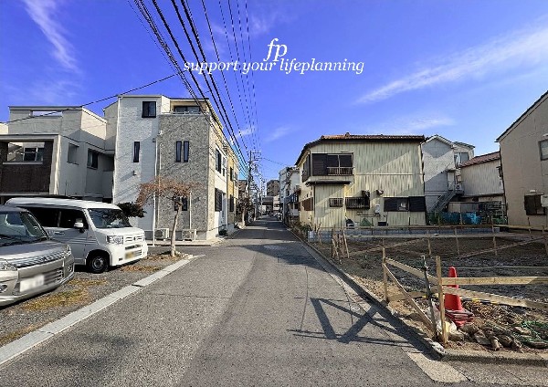 外観:大通りから1本入った閑静な住宅街！前面道路の幅員は5.1ｍあり、敷地と道路に高低差が無いのでお車の出し入れもラクラクです。