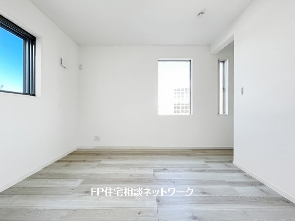 光を取り込みやすい2面採光の居室は日当良好。クローゼットの完備で収納スペースも十分。お子様にとっての「自分の部屋」。学習デスクやベッドの配置もラクラクです。