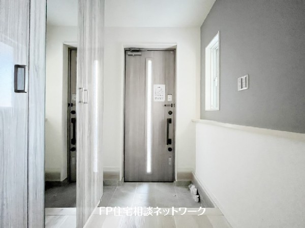 玄関ホールがスッキリ広々としていると帰る時も出ていく時も気持ちが良い。来客を出迎える玄関が綺麗ならその家の印象が良くなる。