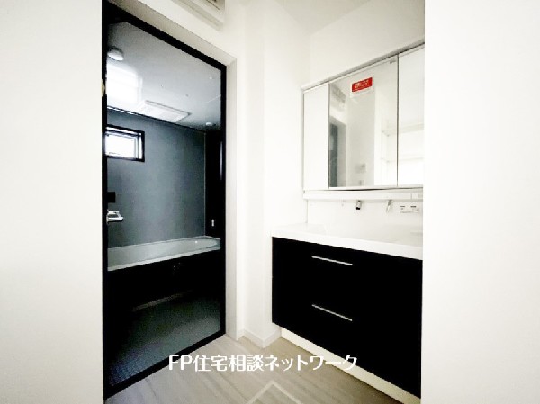 鏡の裏に収納棚を確保した三面鏡を採用。化粧品や歯ブラシなどを機能的に収納。また、三面鏡の本当の利点は三枚の鏡を合わせることで、頭の側面や背面が見れること。