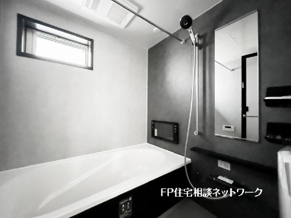 ゆったり入れる一坪バス。足を伸ばして入れるサイズは一日の疲れを癒すのに嬉しい広さ。お子様と一緒の入浴でも充分な広さです。