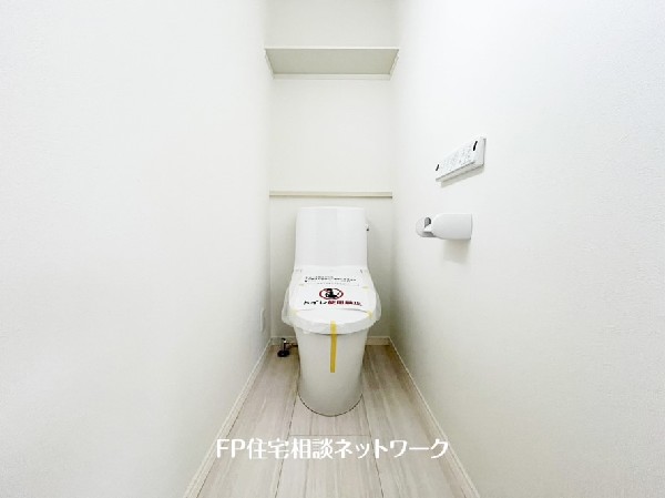 ウォシュレット、暖房便座機能付のトイレです。従来型に比べ節水効果があり、お手入れもしやすいので、家計も家事の負担も軽減してくれます。
