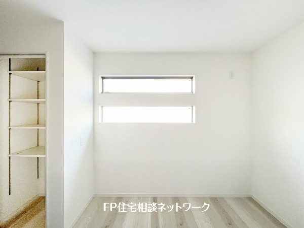 収納力が豊富な大型クローゼット。普段着やスーツはもちろんのこと、コート類などもしっかり掛けられます。奥行きもあり、部屋がスッキリしますね。