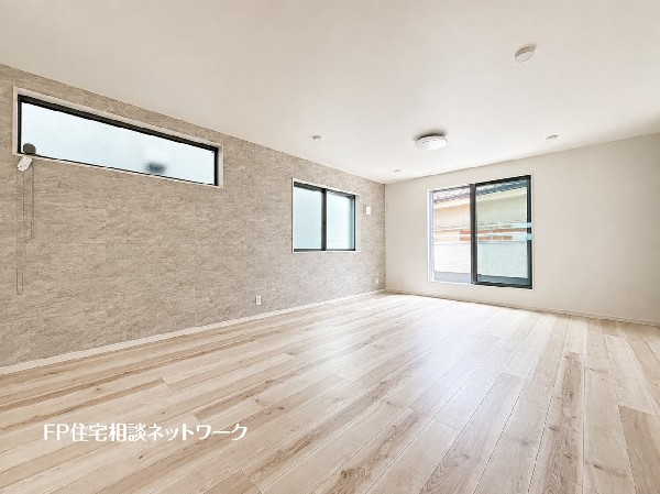 オープンな空間を生み出す、広がりとゆとり。家族と過ごす時間を大切にしたい方にぴったりのゆとりある住空間です。日差しがリビングの隅々までしっかりと届きます。