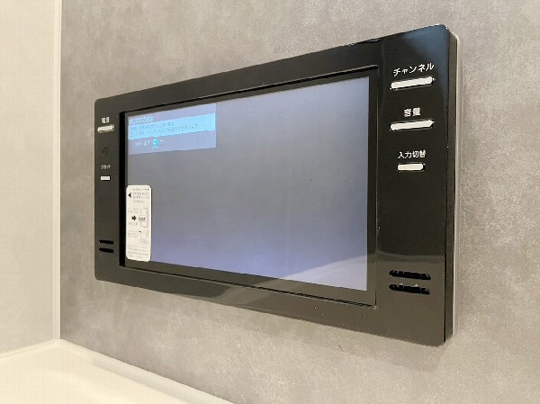 浴室には大型浴室ＴＶ付き。「見たい番組があるけど、明日も早いからお風呂に入らなければ」　という悩みは不要です。湯船に浸かりながら見たい番組をゆっくり見れる。