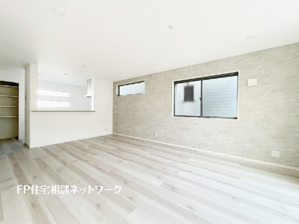 オープンな空間を生み出す、広がりとゆとり。家族と過ごす時間を大切にしたい方にぴったりのゆとりある住空間です。日差しがリビングの隅々までしっかりと届きます。