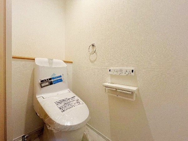 ウォシュレット、暖房便座機能付のトイレです。従来型に比べ節水効果があり、お手入れもしやすい一体型。家計も家事の負担も軽減してくれます。