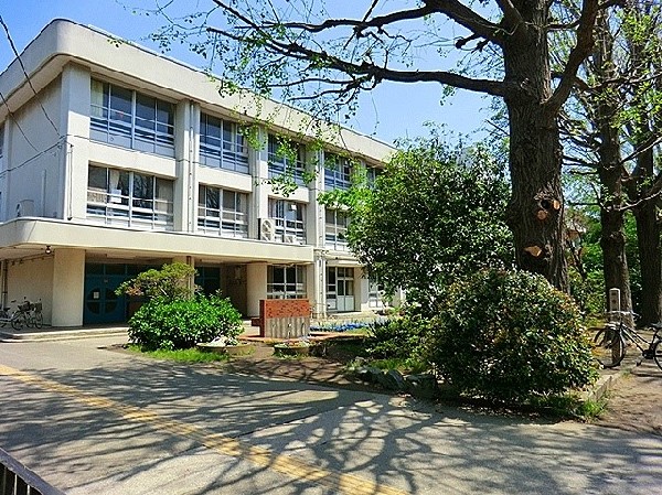 周辺環境:下沼部小学校(明るく元気な子どもたちが集う地域に愛される学校です。充実した教育環境の中、基礎学力の向上とともに、豊かな心を育む取り組みを行っています。)