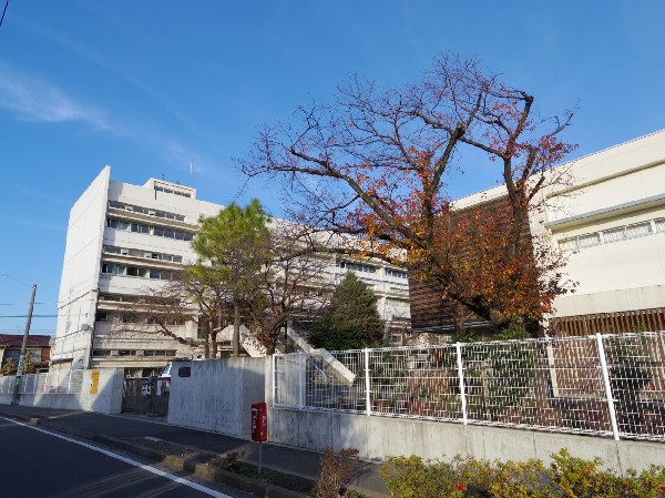 周辺環境:狛江第二中学校(市の東南部にあたり、小田急線の南側一帯が学 区域である。学校のまわりには畑も残っており。四季の自然をとどめる恵まれた教育環境にある。)