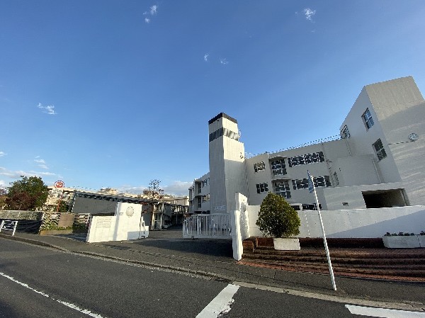 周辺環境:川和中学校(昭和55年4月に開校した中学校です。40周年を祝う会スローガンのもと、一丸となって次なる新しい歴史に歩みを進めています。)