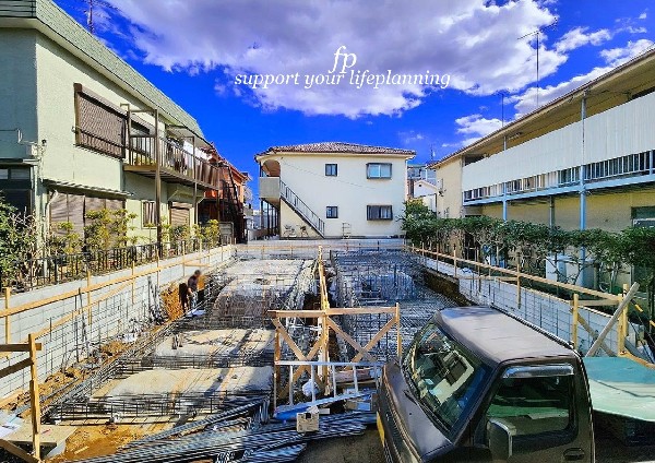 外観:周辺は2階建てが建並ぶ閑静な住宅街で、静かな日常を送ることの出来る住環境！都内へのアクセスも良好で通勤・通学に便利な立地です。