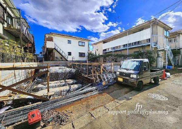 外観:大通りから1本入った現地は、車通りも少なく敷地と道路に高低差が無いので、お車の出し入れもラクラクです。