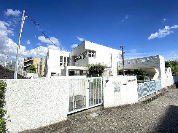 周辺環境:すすき野保育園(広い園庭があり、天気の良い日は毎日外で遊びます。また近隣の公園へ散歩や遠足に出かけることもあります。)