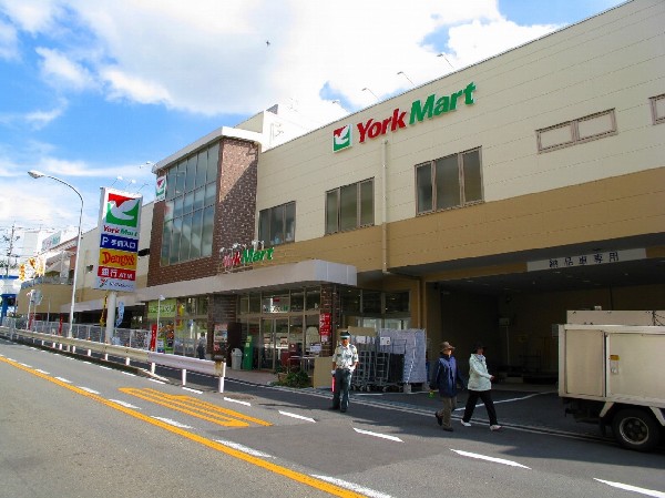 周辺環境:ヨークマート妙蓮寺店(幹線道路沿いにあり、自転車や車で立ち寄りやすい駐車場完備のスーパーです。休日の買い出しや、お出かけ前やお帰りの立ち寄りにも便利です。)