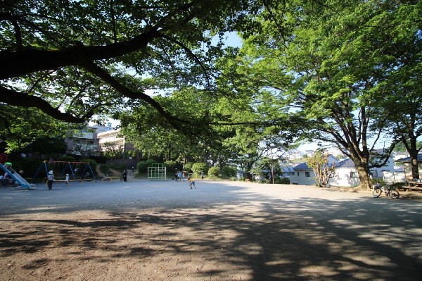 周辺環境:百合丘第2公園(木々に囲まれら自然豊かな公園。遊具もあり、広場も広いので子供たちは走り回れる。)