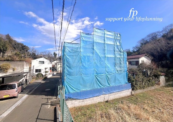 外観:周辺は高い建物が建っていないので、採光や開放性に恵まれ、空が広く緑の多い閑静な趣を感じる環境です。