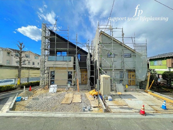 外観:「新百合ヶ丘」駅まで徒歩圏の美しい街並みの住宅街。まもなく全3棟のお洒落な建物が完成します。