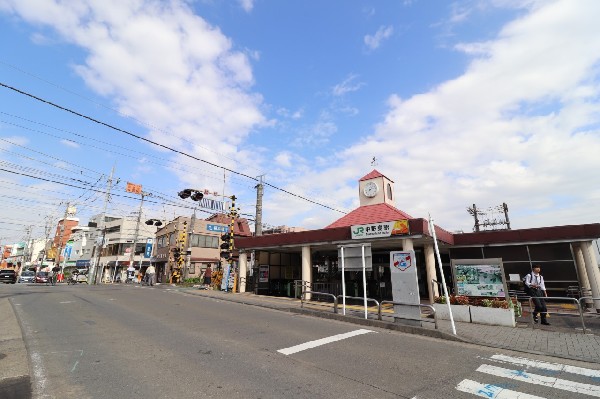 周辺環境:中野島駅(風見鶏と時計がかわいらしい駅舎。JR南武線で川崎駅へ30分、1駅隣り「登戸」駅で小田急線へ乗り換え、新宿駅へもアクセスしやすい。)