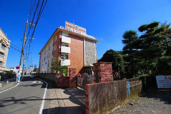 周辺環境:中野島幼稚園(茶道や書き方を導入し、静かに座って人の話を聞く姿勢を養います。様々な樹木に囲まれた庭園や中庭では季節の遊びや体育指導で社会性を養います。)