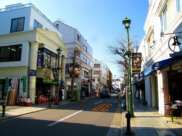 周辺環境:エルム通り商店街(大倉山駅前の商店街4つうちのひとつ。ギリシャ風建築の風情ただよう商店街には、個性光る素敵なお店がいっぱい。)