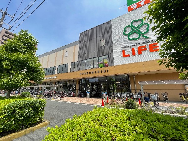 周辺環境:ライフ川崎大島店　(幹線道路沿いにあり、自転車や車で立ち寄りやすい駐車場完備のスーパーです。休日の買い出しや、お出かけ前やお帰りの立ち寄りにも便利です。)