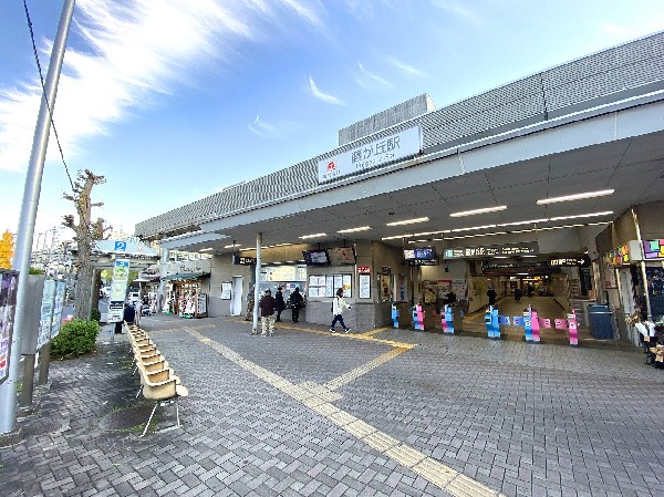 周辺環境:藤が丘駅(駅前の通りにはイチョウ並木が、もえぎ野、柿の木台周辺にはケヤキ並木が設けられている。渋谷までは約30分でアクセス可能です。)