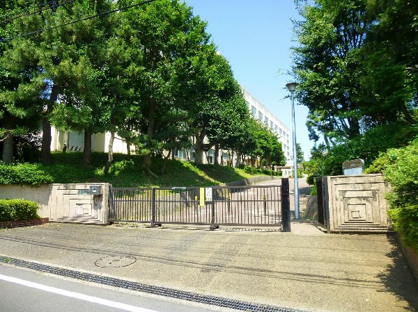 周辺環境:山内中学校(たまプラーザ駅から徒歩約12分の距離にある中学校。昭和22年開校の、部活動の盛んな学校です。)