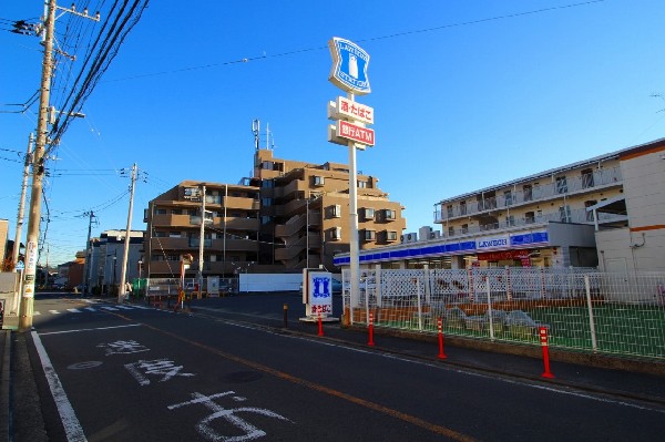 周辺環境:ローソン高田西二丁目店(「マチのほっとステーション」をスローガンに掲げる通り、忙しい日々に「ほっ」とするひとときをもたらします。)