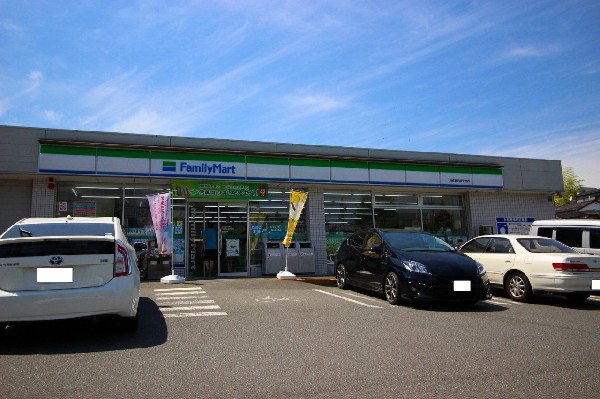 周辺環境:ファミリーマート川崎宮前南平台店(コンビニが近いのは何かと助かります。いまや買物だけではなく、行政、銀行、民間サービス等、日常生活に深く関係する最重要施設。)