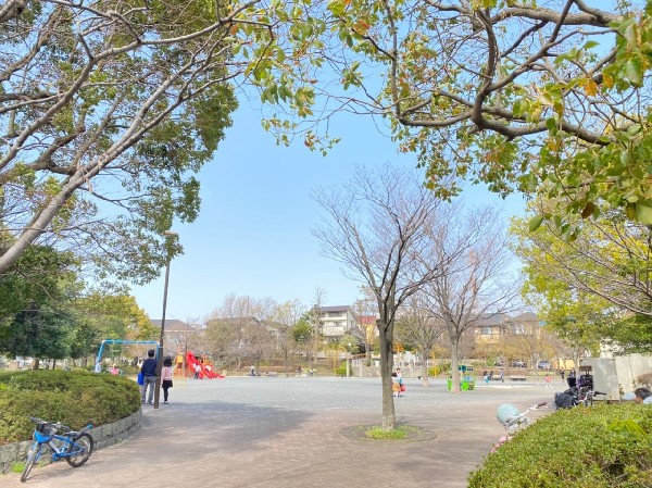 周辺環境:東山田ゆうやけ公園(たくさんの遊具があって常に子供たちで賑わいを見せている、住宅地内にある公園。)