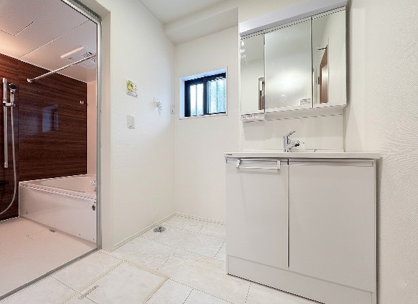 ゆとりの洗面スペースで朝の身支度も快適スムーズに。面鏡で髪のセットやお化粧もストレスなくこなせ、朝から気分良く通勤通学に向かえそうですね！