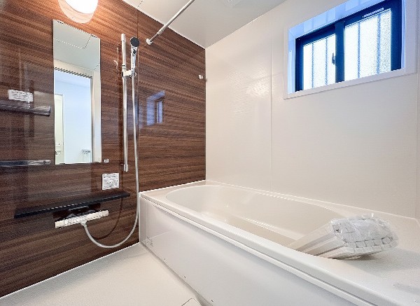 ご家族との憩いの場として、一日の疲れを癒す場として、ゆったりと足を伸ばしてくつろげる綺麗で清潔感のある色味の浴室。