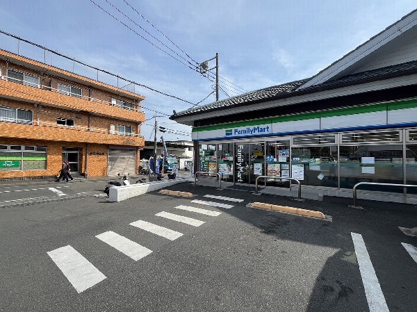 周辺環境:ファミリーマート有馬二丁目店(ファミチキをはじめスナックメニューも大人気です。買物だけではなく、日常生活に関係する最重要施設となりつつある。)