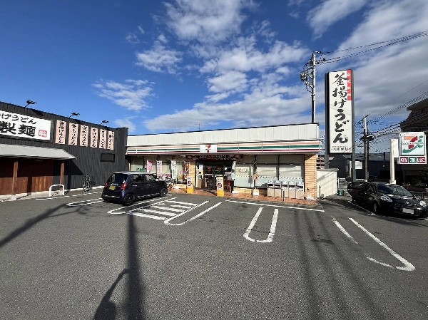 周辺環境:セブンイレブン川崎馬絹南店(時間を問わず、幅広い品物が揃うコンビニ。いまや買物だけではなく、日常生活に深く関係する施設となりつつある。)