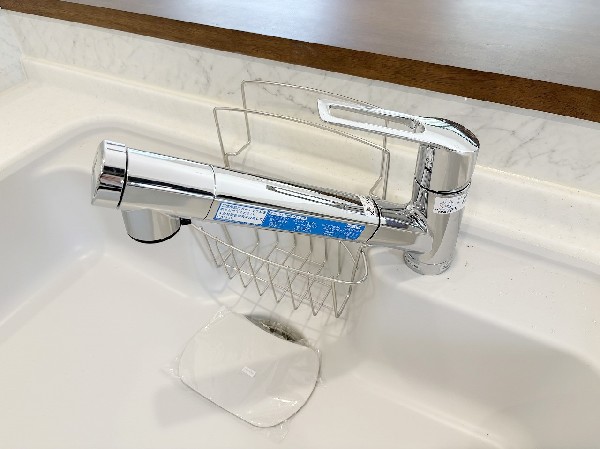 【浄水器一体型水栓】浄水と水道水を切り替えて使用できるスッキリとしたデザインの浄水器一体型水栓。ヘッドを引き出して使えるのでお料理はもちろんシンクの掃除が容易です。