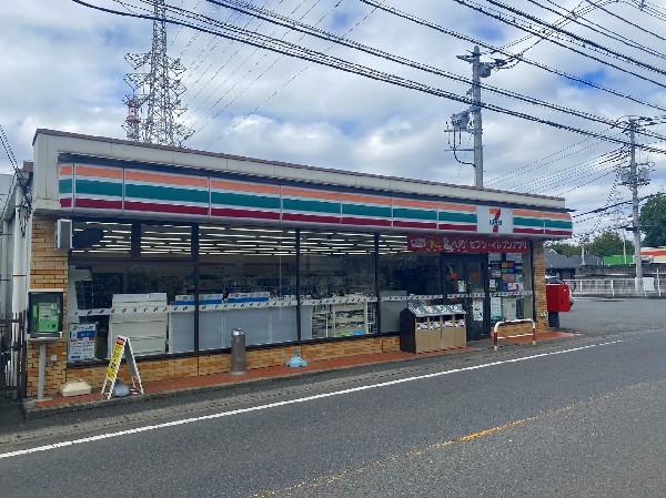 周辺環境:セブンイレブン横浜新吉田中町店(特にお弁当等の惣菜で一歩先を行くセブンイレブン。一昔前と比べると格段に美味しい！会社帰りに立ち寄れる立地は嬉しい限り。)