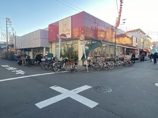 周辺環境:ヒルママーケットプレイス京町店(地域密着型の食品スーパーとして、神奈川県川崎市を中心に店舗展開をしている。)