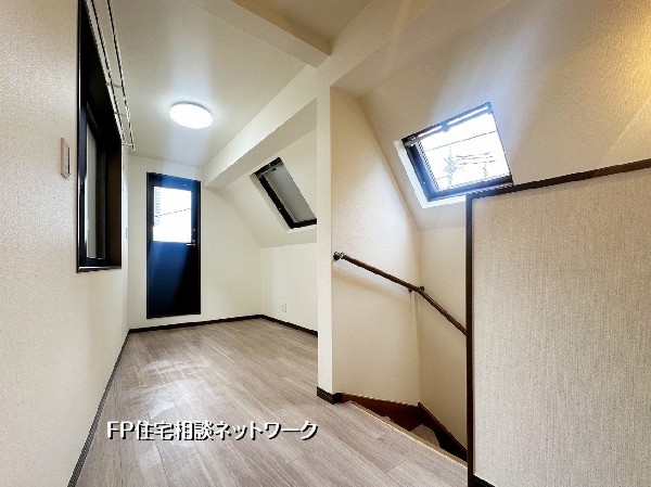 階段上がりに設けられたフリースペース。天窓と窓から光が入り、ワークデスクや本棚を置いて書斎として使うほか、室内物干しや趣味コーナーにも活用可能です。