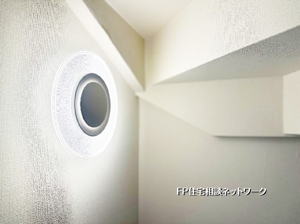 壁面にアクセントを生むデザイン照明が、空間に上質な雰囲気をプラス。やわらかな光が立体的な陰影をつくり、シンプルな内装にさりげない個性を与えます。