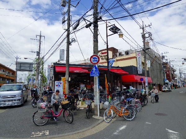 周辺環境:フレスコ ベンガベンガ 久地店(一通りのものが揃っている街のスーパー。特にお惣菜が豊富でお弁当から一品料理まで陳列されている。)