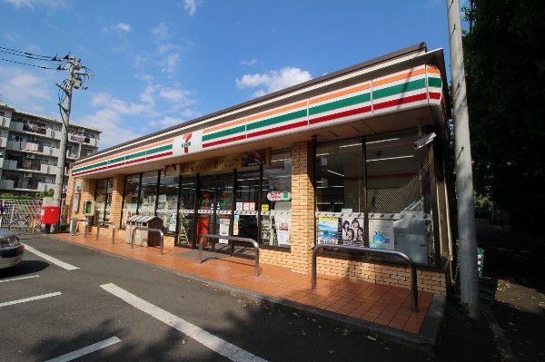 周辺環境:セブンイレブン川崎蟹ケ谷北店 (特にお弁当等の惣菜で一歩先を行くセブンイレブン。セブンミールは大好評です。)