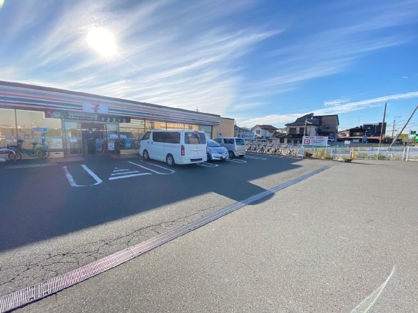 周辺環境:セブンイレブン川崎布田店(セブンミールは大好評です。今や公共料金の支払いや宅配など、色々な用途があるコンビニは必須ですね。)