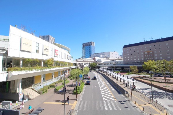 周辺環境:JR川崎駅(JR東海道線、京浜東北線、南武線の3路線が通り、商業施設が多数建ち並ぶターミナル駅です。)