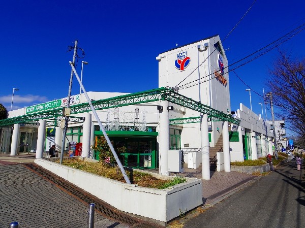 周辺環境:ゆりストア川崎星ヶ丘店　(10時～20時までの営業時間。星ヶ丘店はグルメ志向のお客様が多いエリアなので、インストアベーカリーを備えました。)