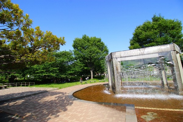 周辺環境:南河原公園(噴水がある人気の公園。暑い日はここで水遊びする子供たちで賑わいます。)