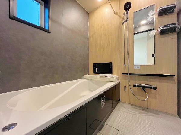 ゆったり入れる一坪バス。足を伸ばして入れるサイズは一日の疲れを癒すのに嬉しい広さ。お子様と一緒の入浴でも充分な広さです。