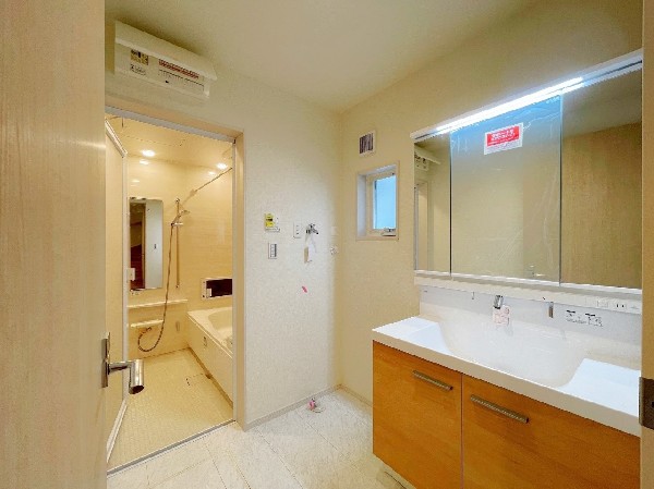 1日に何度も使う洗面化粧台。お手入れしやすい一体型ボウル。ミラー部分はキャビネットですので、歯ブラシやドライヤーを収納すれば生活感も出ず美しさを保てます。